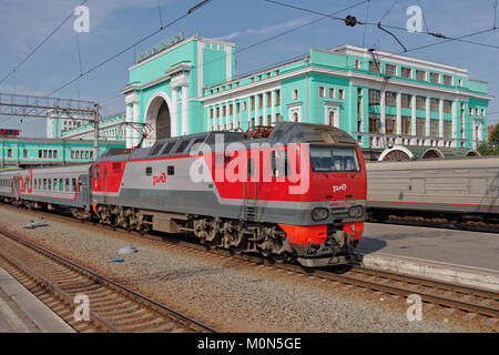 Nowosibirsk, Russland - 25. August 2014: Personenzug am Hauptbahnhof von Nowosibirsk. Stockfoto