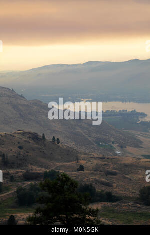 Blick auf wilde Feuer Rauch über See Osoyoos, Osoyoos Stadt, Okanagan Valley, British Columbia, Kanada. Stockfoto