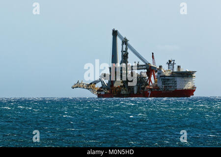 Limassol, Zypern - 14. März 2016: Pipelay und Heavy lift Schiff sieben Borealis in der Nähe der Küste von Limassol. Im Jahr 2012 erbaut, Das Schiff hat 182 m Länge Stockfoto