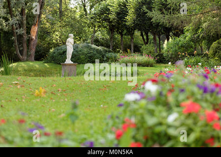 Pawlowsk, Leningrader Oblast, Russland - 6. September 2015: Statue im Pawlowsker Park. Der Park rund um den Pawlowsker Palast Stockfoto