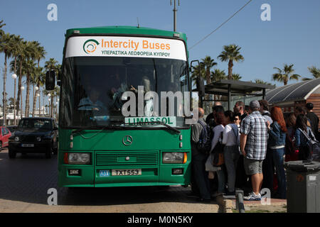 Larnaca, Zypern - 13. März 2016: Viele Menschen vor der Überlandbus Limasol wollen in den letzten Tag des traditionellen Karneval zu erreichen. Die f Stockfoto