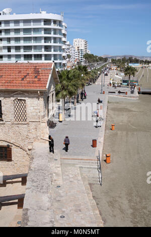 Larnaca, Zypern - 12. März 2016: Wenige Menschen am Ufer an einem sonnigen Frühlings Tag. Larnaca ist die drittgrößte Stadt des Landes Stockfoto