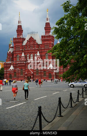 Moskau, Russland - 2. Juli 2014: Menschen gehen vor dem Staatlichen Historischen Museum auf dem Roten Platz. Das Museum wurde 1872 gegründet Stockfoto