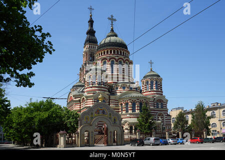 Kharkov, Ukraine - Juni 5, 2014: Verkündigung Kathedrale an einem sonnigen Tag. 1901 von Michael Lovtsov gebaut, jetzt ist es die wichtigste Kirche von Charkow und Bogo Stockfoto