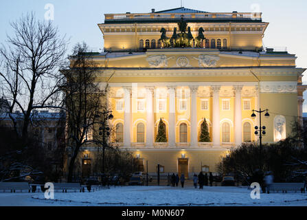 St. Petersburg, Russland - 5. Januar 2016: Bau des Alexandrinsky-Theaters in einem Winterabend. Stockfoto