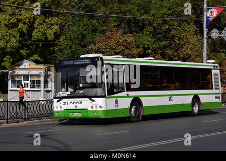 Rostow-am-Don, Russland - 28. September 2015: Mit dem Bus der Linie 3 in einem Herbst Tag. Es gibt über 50 Buslinien in der Stadt Stockfoto