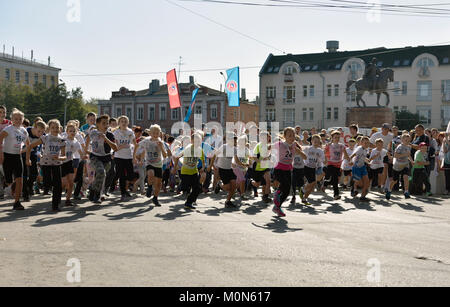 Ryazan, Russland - 27 September 2015: Kinder konkurrieren auf dem Abstand 1000 m während der Allrussischen ausgeführt. Es ist die massivste Ereignis in Russi Stockfoto