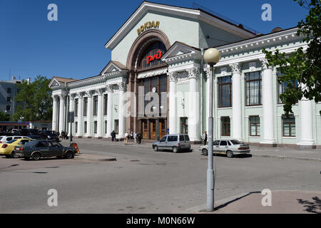 Wyborg, Gebiet Leningrad, Russland - 06. Juni 2015: Menschen an einem Sommertag vor dem Bahnhof. Der Bahnhof wurde in den 1950er Jahren gebaut Stockfoto