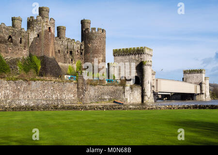 Arriva Zug passiert Conwy Castle von Robert Stephenson's tubular Rail Brücke über Afon Conwy River. Conwy County, Wales, Großbritannien, Großbritannien Stockfoto