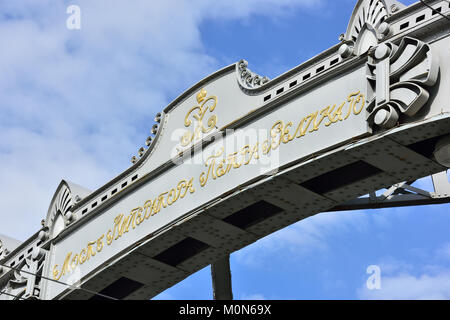 St. Petersburg, Russland - 27. April 2015: Historische Titel auf die Truss von Bolsheokhtinsky Brücke über Fluss Neva. In 1909-1911 gebaut, wurde die Brücke n Stockfoto