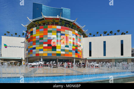 Antalya, Türkei - 26. März 2014: Leute, die sich vor dem Einkaufszentrum Mark Antalya. Im Jahr 2013 eröffnet, es ist das einzige Einkaufszentrum in der zentralen Par Stockfoto