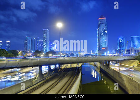 Tel Aviv, Israel - 20. März 2014: Nachtansicht der PKW-Verkehr auf der Brücke über den Fluss Ayalon. Tel Aviv ist eine ultra-moderne Metropole, wurde founde Stockfoto