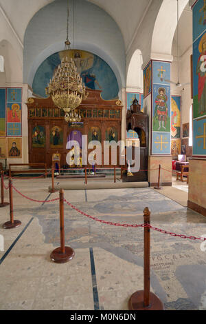 Madaba, Jordanien - März 19, 2014 : in der St. Georg Kirche mit dem berühmten Mosaik Karte auf dem Boden. Die Karte stammt aus dem 6. Jahrhundert AD Stockfoto