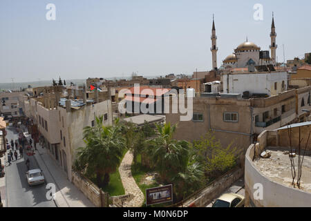 Madaba, Jordanien - März 19, 2014: Die Menschen auf der Straße in der Nähe des archäologischen Parks. Madaba ist weithin durch die antiken Mosaik Karte und der mosai bekannt Stockfoto