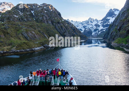 G Abenteuer Kreuzfahrtschiff in den schmalen Trollfjord oder Trollfjorden aus Raftsundet Strait. Austvågøya Insel, Lofoten, Norwegen Stockfoto