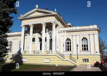 Odessa, Ukraine - März 23, 2015: die Menschen in der Nähe des Archäologischen Museums. 1825 gegründet, ist es eines der ältesten Museen in der Ukraine Stockfoto