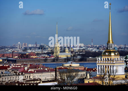 St. Petersburg, Russland - 5. März 2015: Stadtbild von der St. Isaacs Kathedrale gesehen mit der Spitze der Admiralität und der Turm der Peter und Paul Stockfoto