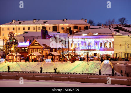 Kasan, Russland - Januar 3, 2015: Weihnachten Märchen in der Old-Tatal Sloboda. Santa Claus, Ded Moroz, und Kysh Babay Warten für Kinder hier Stockfoto