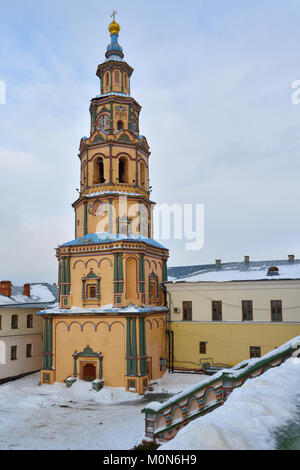 Kasan, Russland - 4. Januar 2015: Glockenturm der Peter-und Pauls-Kathedrale an einem Wintertag. Erbaut 1723-1726 Stockfoto