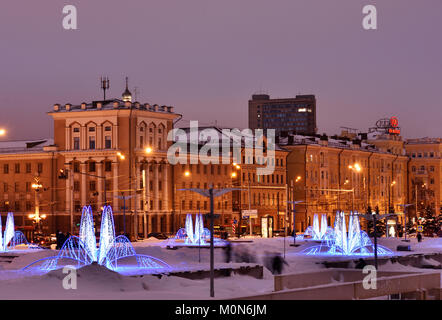 Kasan, Russland - Januar 3, 2015: Nachtansicht der Kamal theater Platz während der Weihnachtsfeiertage, Erstellt im Jahr 1986 wurde der Platz renoviert 2005 f Stockfoto