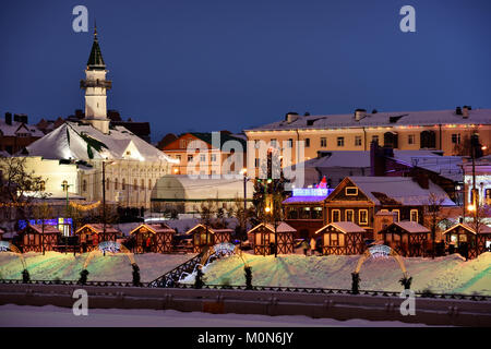 Kasan, Russland - Januar 3, 2015: Weihnachten Märchen in der Old-Tatal Sloboda. Santa Claus, Ded Moroz, und Kysh Babay Warten für Kinder hier Stockfoto