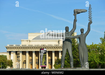 Nowosibirsk, Russland - 25. August 2014: Fragment des Monument V. I. Lenin auf dem Hauptplatz. Multi-Abbildung Zusammensetzung eröffnet im Jahre 1970, und zugeführt wurde. Stockfoto