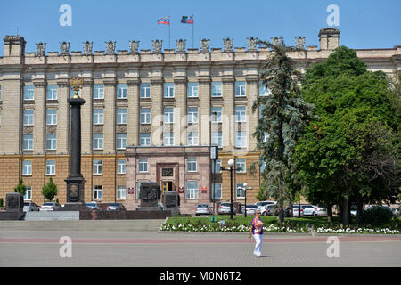 Belgorod, Russland - Juni 6, 2014: Bau der Belgorod regionalen Duma und das Denkmal zu Ehren der Zuerkennung des Titels "Stadt der militärischen Ruhm Stockfoto