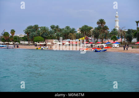 Aqaba, Jordanien - März 14, 2014: Boote am Strand von Aqaba im Frühling. Glasbodenboote erlauben Touristen Korallen und Fische zu sehen Stockfoto