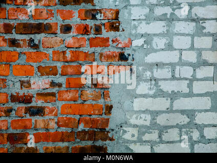 Fragment der alten Mauer mit weißen und roten Ziegeln. Stockfoto