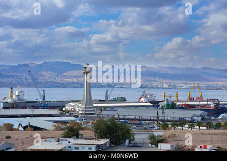 Aqaba, Jordanien - März 14, 2014: Blick auf die Fracht Hafen von Aqaba. Die Lage des Hafen zwischen Afrika und dem Nahen und Mittleren Osten Stockfoto