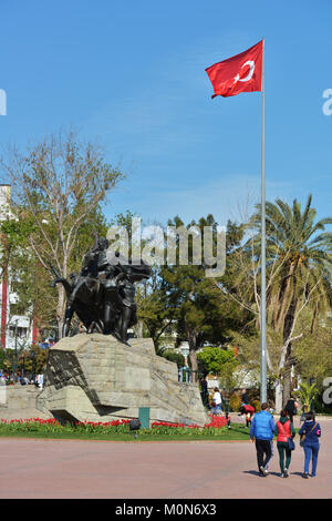 Antalya, Türkei - 26. März 2014: Menschen zu Fuß unter dem Denkmal für Atatürk auf der Cumhurriet Square. Denkmal 1928 in Erinnerung an die Ant Stockfoto