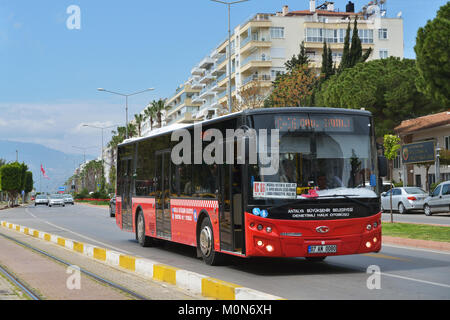 Antalya, Türkei - 26. März 2014: Öffentlicher Bus Antobus, von Antalya Bus, auf der Linie. Der öffentliche Verkehr in Antalya um 38 Prozent habitans verwendet Stockfoto