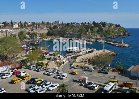 Antalya, Türkei - 26. März 2014: Yachten und Boote im Hafen von Antalya. Bootsfahrt ist schöne Freizeitbeschäftigung für Tausende von Touristen Stockfoto