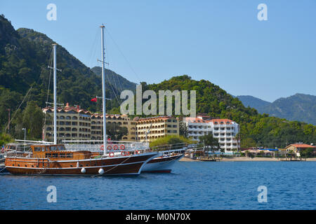 Icmeler, Provinz Mugla, Türkei - April 2, 2014: Yachten gegen die Hotels und die Berge. Das Resort ist für Touristen auf der Suche nach einem ruhigeren alterna gezielte Stockfoto