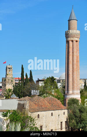 Antalya, Türkei - 26. März 2014: Yivli Minare Moschee und Uhrturm in Antalya. Im 14. Jahrhundert erbaute, 38 Meter hohe Minarett ist jetzt das Symbol Stockfoto