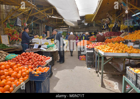 Amman, Jordanien - März 17, 2014: Menschen auf dem Bauernmarkt im Zentrum von Amman. Dieser Markt ist in die Zitadelle und das Amphitheater am nächsten Stockfoto