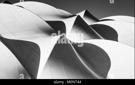 Abstrakte Sicht des Dachs in Oriam National Sports Centre an der Heriot-Watt University in Edinburgh, Schottland, Vereinigtes Königreich Stockfoto