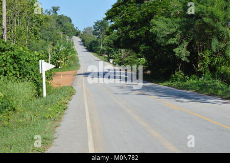 Straße in Thailand Land an einem sonnigen Tag Stockfoto