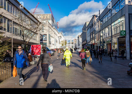 Belebte Einkaufsstraße im Winter, das Moor, Sheffield, South Yorkshire, Großbritannien Stockfoto