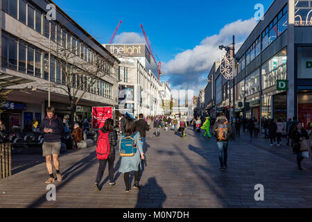 Belebte Einkaufsstraße im Winter, das Moor, Sheffield, South Yorkshire, Großbritannien Stockfoto