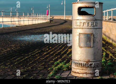 Ein Papierkorb in Dun Laoghaire, Dublin, Irland (Mülleimer) Stockfoto