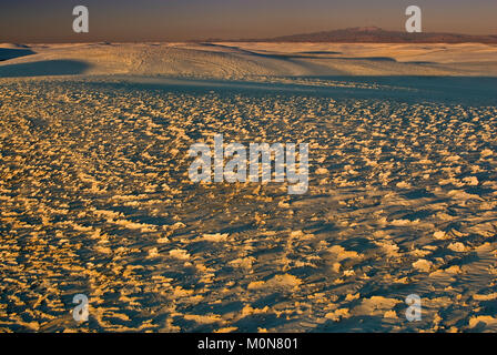 Zementierte Sandkruste an den Dünen im Alkali Flat Trail bei Sonnenuntergang im White Sands National Park, New Mexico, USA Stockfoto