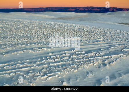 Zementierte Sandkruste an den Dünen im Alkali Flat Trail nach Sonnenuntergang im White Sands National Park, New Mexico, USA Stockfoto