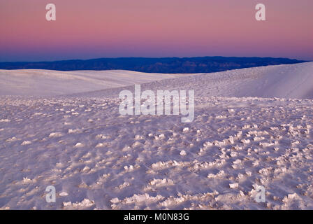 Zementierte Sandkruste an den Dünen im Alkali Flat Trail nach Sonnenuntergang im White Sands National Park, New Mexico, USA Stockfoto