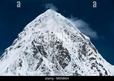 Pumo Ri Höhepunkt im Himalaya. Trekking in Nepal Stockfoto