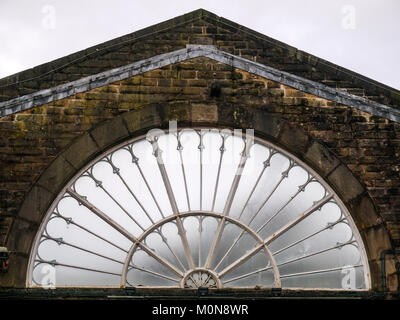 Ein hinterbliebener Ventilator Fenster der Bahnhof in der Kurstadt Buxton (die höchste Stadt in England bei 1000 Fuß) im Peak District von Derb Stockfoto