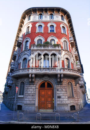 Farbenfrohe Gebäude aus rotem Backstein Fassade eines alten historischen Palast im Zentrum von Mailand Stockfoto