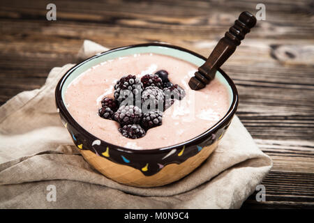Vegan schöne Creme mit Banane und Beeren Stockfoto