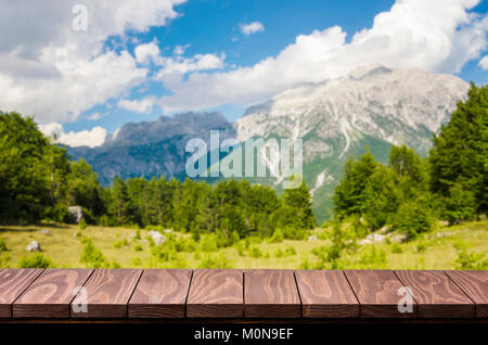 Leere Holztisch mit schönen Landschaft Hintergrund Stockfoto