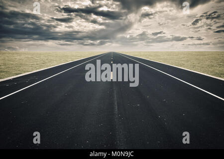 Straße Perspektive, dunkle Wolken, Krise Konzept Stockfoto